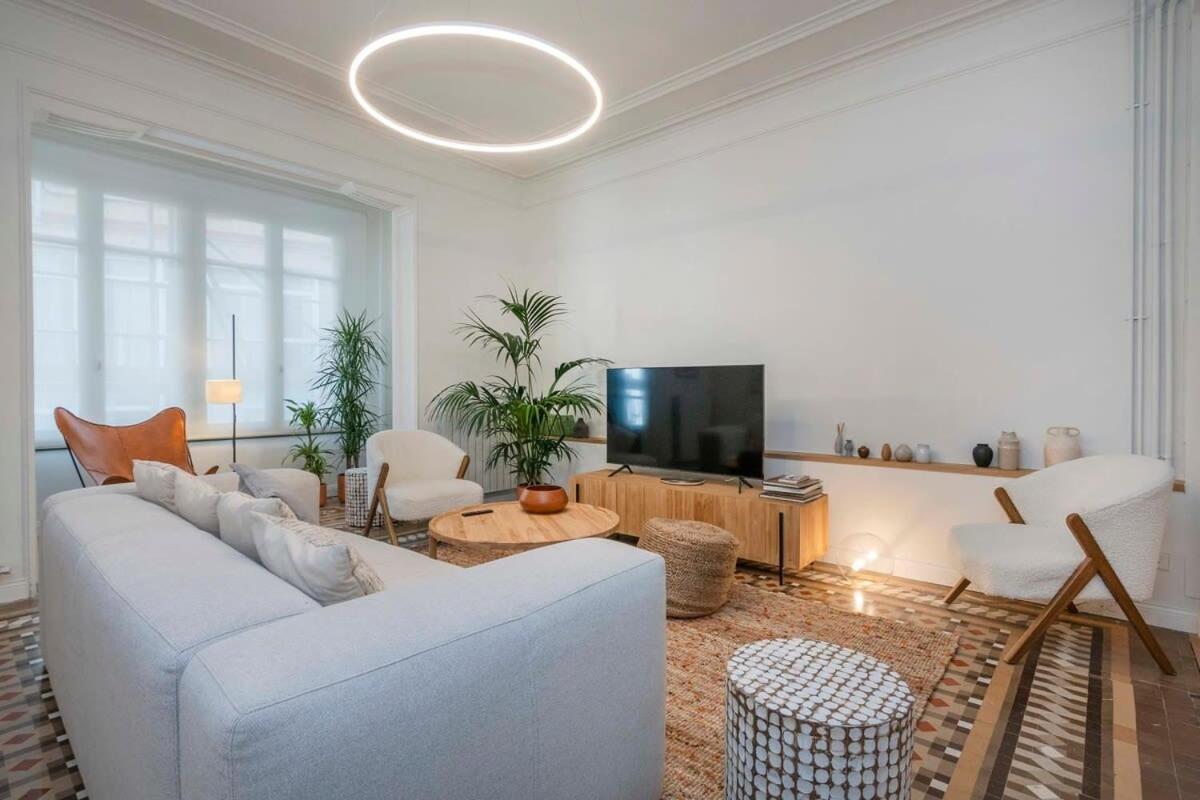 Amazing 5 Bd 5 Bathroom Next To Plaza Catalunya Apartment *
