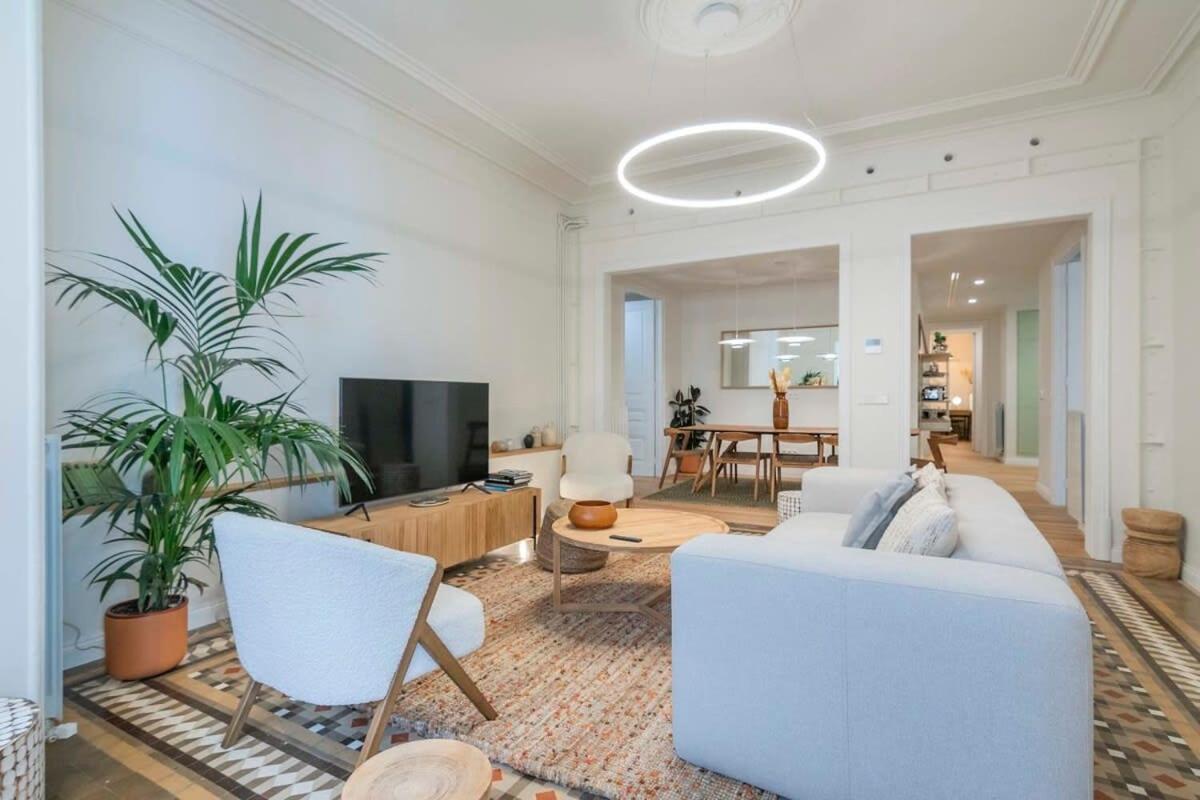 Apartment Amazing 5 Bd 5 Bathroom Next To Plaza Catalunya