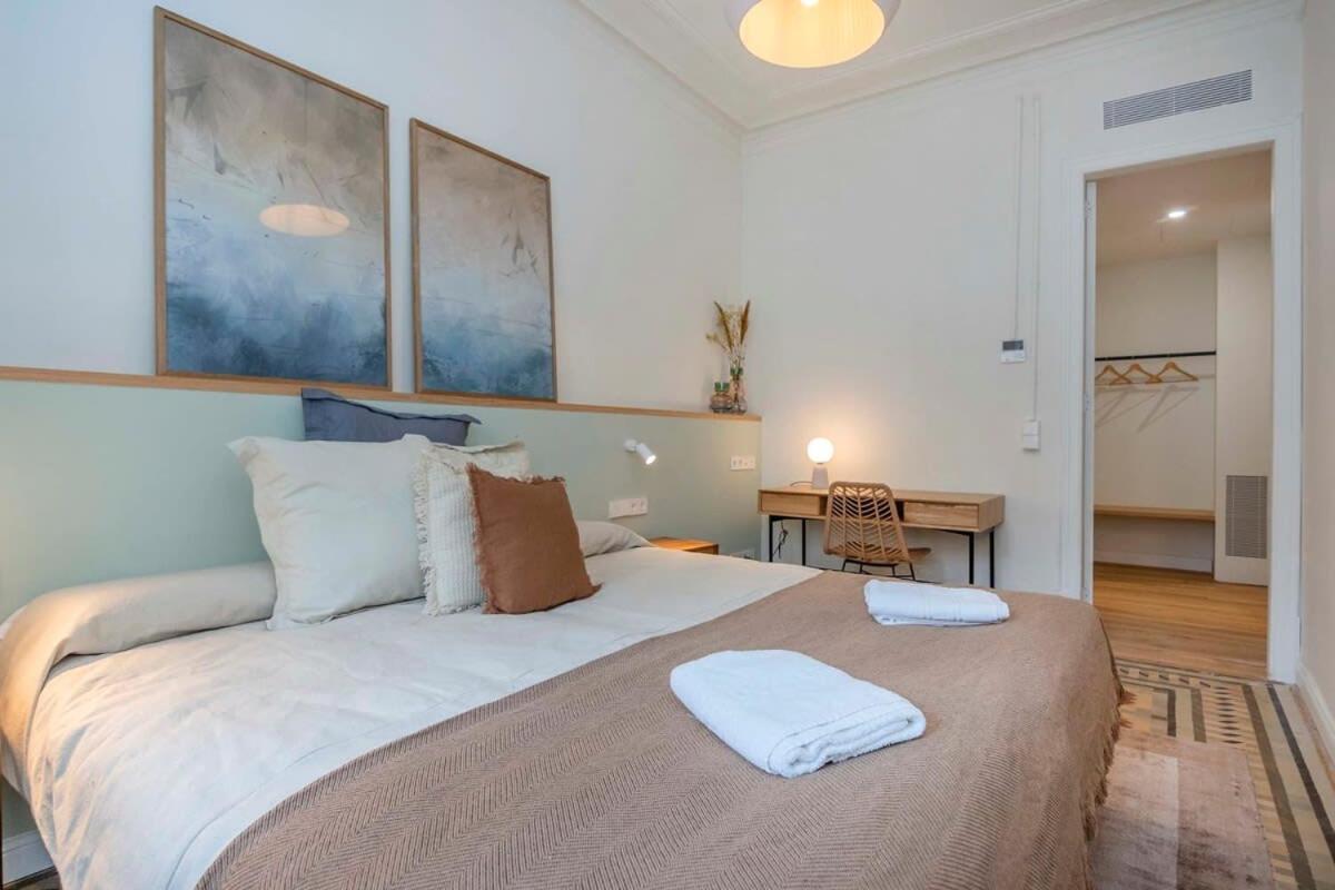 Amazing 5 Bd 5 Bathroom Next To Plaza Catalunya Apartment *